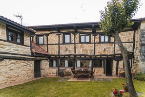 Outdoor dining - Country House 'Cortijo Las Monjas' with Mountain View, Private Garden and Wi-Fi (Villaescusa de las Torres)