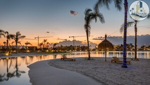 A beach resort with a pool, lounge chairs, and palm trees. - Apartment 'Penthouse Santa Rosalia' with Private Pool, Wi-Fi and Air Conditioning (Santa Rosalia Torre Pacheco)