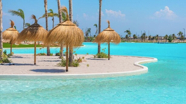 A resort with a pool, palm trees, and thatched umbrellas. - Apartment 'Penthouse Santa Rosalia' with Private Pool, Wi-Fi and Air Conditioning (Santa Rosalia Torre Pacheco)