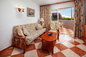 TV - Apartment 'Los Rubios Playa' with Private Terrace, Shared Garden and Wi-Fi (Torre de Benagalbón)