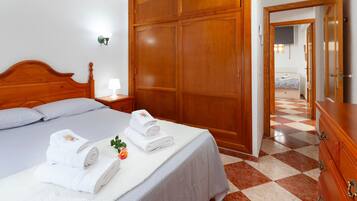 2 Schlafzimmer, BĂŒgeleisen/BĂŒgelbrett, kostenloses WLAN, BettwĂ€sche