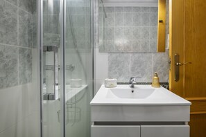 Dusche, Haartrockner, Handtücher