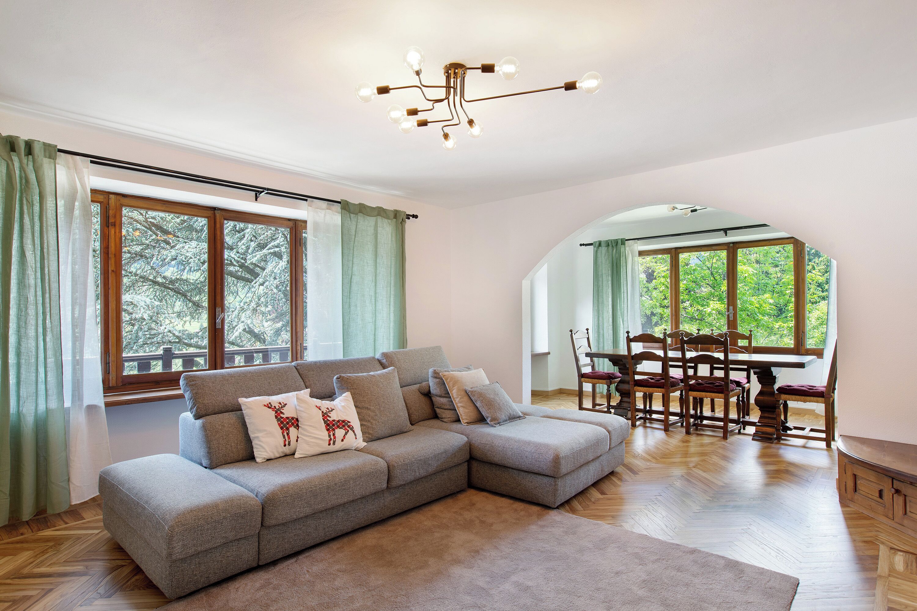 Una televisión, una chimenea