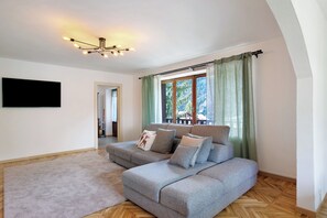 Televisie en een open haard