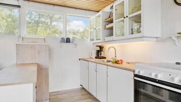 Frigorífic, placa de cuina i cafetera i tetera