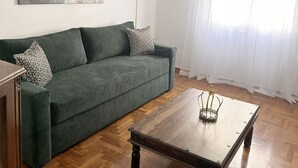 Apartamento, sacada, vista para a cidade | Sala de estar