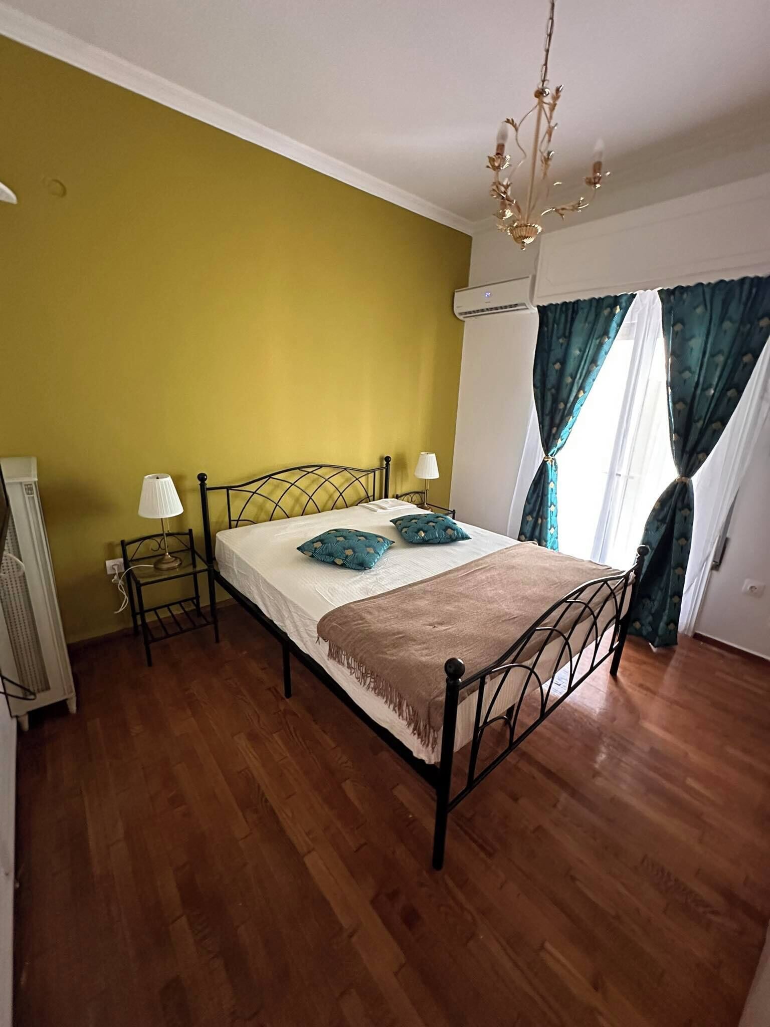 Appartement, balcon, vue sur la ville | Fer et planche à repasser, accès au Wi-Fi (inclus)