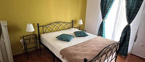 Appartement, balcon, vue sur la ville | Fer et planche à repasser, accès au Wi-Fi (inclus)