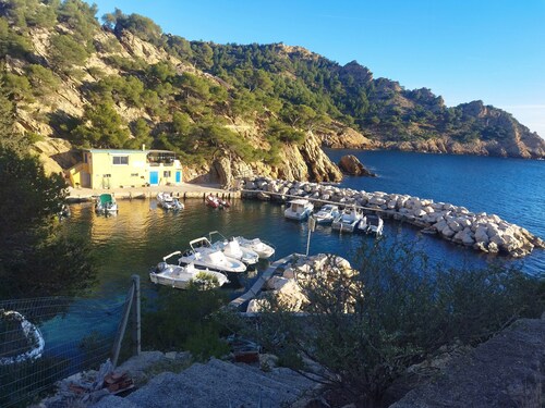 Renovated Calanques La Vesse Cottage with Mountain View, Wi-Fi, and Air Conditioning