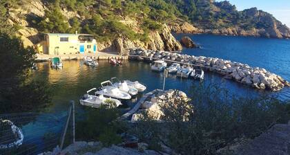 Renovated Calanques La Vesse Cottage with Mountain View, Wi-Fi, and Air Conditioning