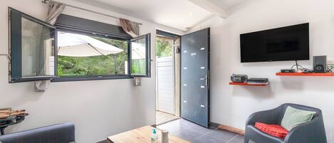 Televisión, reproductor de DVD y estéreo