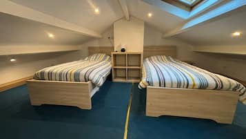 2 quartos, escrivaninha, ferros/tábuas de passar roupa