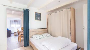 2 bedrooms, iron/ironing board, free WiFi, bed sheets