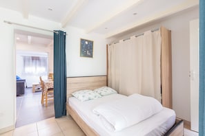 2 chambres, fer et planche à repasser, Wi-Fi gratuit, draps fournis