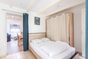 2 habitaciones, escritorio, tabla de planchar con plancha y wifi gratis 