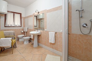 Shower, hair dryer, towels - Apartment 'Al Centro' with Balcony, Wi-Fi and Air Conditioning (Olbia)