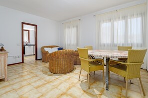 Dining - Apartment 'Al Centro' with Balcony, Wi-Fi and Air Conditioning (Olbia)