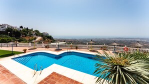 Ein Pool mit Blick auf eine hügelige Landschaft.