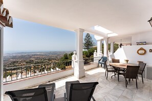 Outdoor dining - Apartment 'El Mirador De Mijas Holiday Rental' with Shared Pool, Wi-Fi and Air Conditioning (Mijas Pueblo)