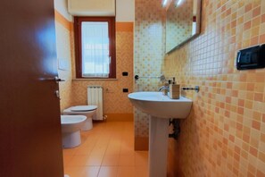 Shower, bidet - Charming Central Apartment with Terrace, Just 5 Minutes from the Beach (Civitanova MARCHE)