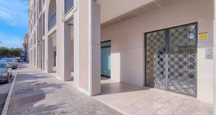 Charming Central Apartment with Terrace, Just 5 Minutes from the Beach