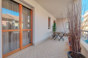 Outdoor dining - Charming Central Apartment with Terrace, Just 5 Minutes from the Beach (Civitanova MARCHE)
