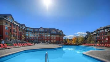 Een binnenzwembad, een verwarmd zwembad