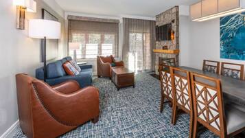 Een smart-tv, een open haard, videogames en een dvd-speler