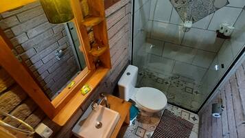 Ducha, secador de pelo, toallas y jabón