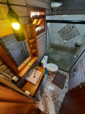 Douche, séchoir à cheveux, serviettes fournies, savon