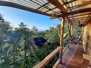 Terrace/patio - Chalé Tucano Eco.hospedagem - Virado Para o Nascer do Sol, com uma Vista Linda (Praia Grande)
