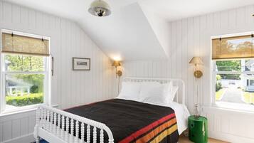 3 bedrooms, desk, WiFi, bed sheets