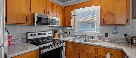 Réfrigérateur, four à micro-ondes, un four, surface de cuisson