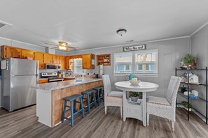 ثلاجة، ميكروويف، فرن، موقد طهي مسطح