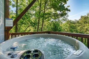 Outdoor spa tub - Secluded Cabin With a View.  Close to Attractions. Hot tub. Open concept, movies (Sevierville)