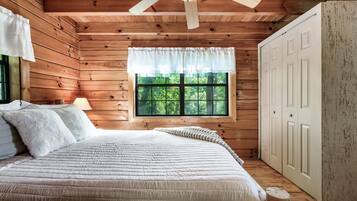 3 bedrooms, desk, free WiFi, bed sheets