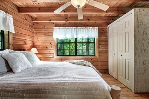 3 bedrooms, desk, free WiFi, bed sheets