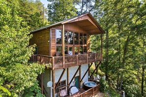 Property grounds - Secluded Cabin With a View. Close to Attractions. Hot tub. Open concept, movies (Sevierville)