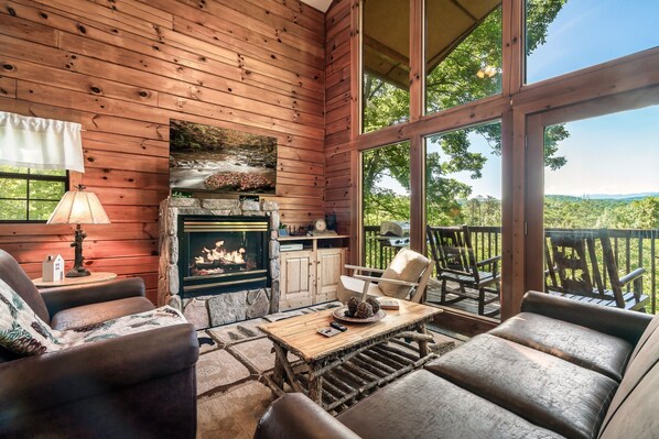 Smart TV, fireplace, video games - Secluded Cabin With a View. Close to Attractions. Hot tub. Open concept, movies (Sevierville)
