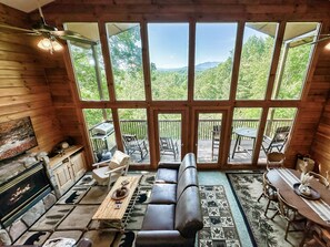 Smart TV, fireplace, video games - Secluded Cabin With a View. Close to Attractions. Hot tub. Open concept, movies (Sevierville)