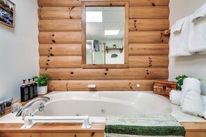 Shower, jetted tub, hair dryer, towels - Secluded Cabin With a View.  Close to Attractions. Hot tub. Open concept, movies (Sevierville)