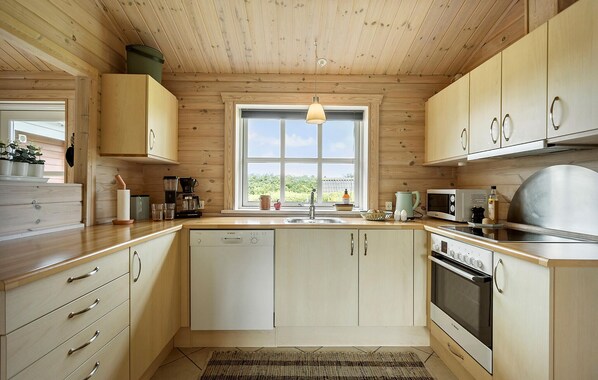 Fridge, microwave, stovetop, dishwasher - Amazing home in Humble with sauna (Humble)