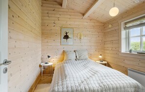 3 bedrooms, travel cot, free WiFi - Amazing home in Humble with sauna (Humble)