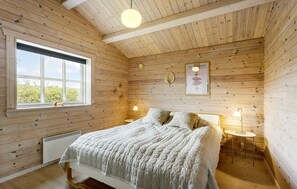 3 bedrooms, travel cot, free WiFi - Amazing home in Humble with sauna (Humble)