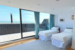 4 bedrooms, desk, iron/ironing board, WiFi