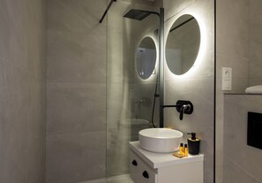 Douche, séchoir à cheveux, serviettes fournies, savon