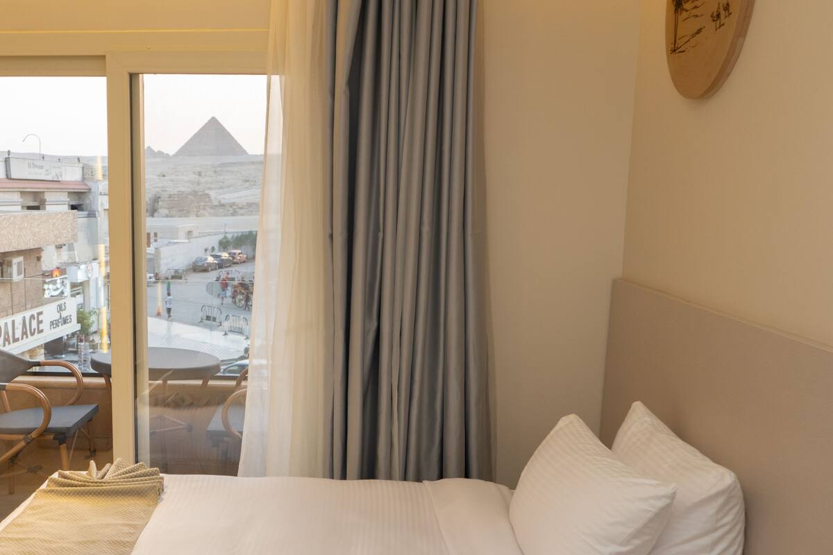Deluxe Double Room | In-room safe, iron/ironing board (on request), WiFi (free)