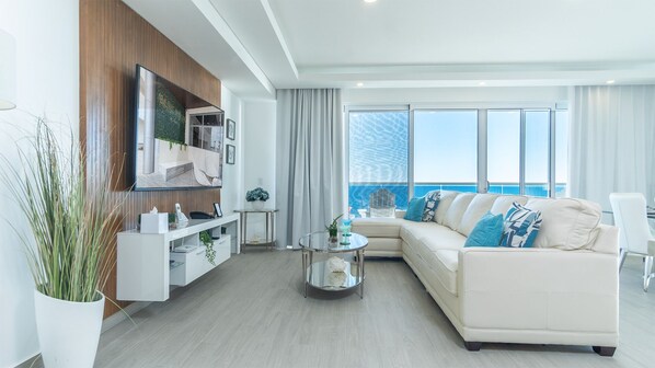 Una Smart TV, una pantalla de ordenador, una impresora