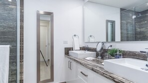 Ducha, secador de pelo y toallas