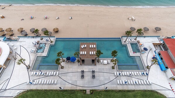 A heated pool - Lavish 1 bedroom Beach Front Condominium Encantame C-1403 (Puerto Peñasco)